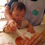 フォークで模様をつけて、ひまわり🌻を作ったよ！