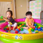 プールがお休みの日は、お部屋でボールプールで遊んだよ。