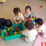 遊んだあとは、みんなでちゃんとお片付けできるかな？？