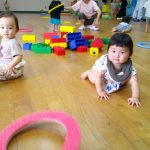 広い遊戯室は、いっぱいハイハイできて楽しいなぁ🎵