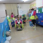 ～スティッチの部屋～出た目の数だけ海の生き物をスティッチの車に乗せてどこまで届くかギリギリゲーム♫ハワイアンズ(先生)ものっちゃうかも⁉
