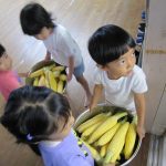 お当番さんが給食室まで運びました