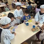 給食当番、頑張っています！慎重に配っていますよ。