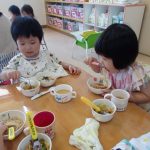 大好きな給食の時間♪自分で食べるのが上手になってきたよ✨