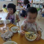 おいしい～！お友だちと一緒に食べてうれしいね😊