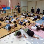 正解は…②ばん‼『慌てずに、横になって左右にごろごろ転がることで鎮火します！』いざ、実践～‼