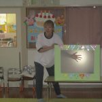 電気を消してスイッチオン！こんな感じに影ができるよ～