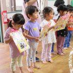 プレゼント渡し♡「おじいちゃんおばあちゃん、いつもありがとう！」