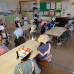 クッキング、スタート！お話を聞いてから始めます。