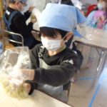 茹でたさつまいもを袋に入れてつぶしたよ！