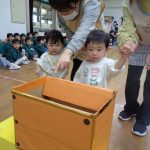 ひよこ組さんもお賽銭を入れてね～！