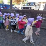 電車の時間に間に合うように早足でいくよ～！。いそげ～💦