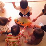 ハロウィンの大きいかぼちゃ🎃にシールペタペタ模様付け✨