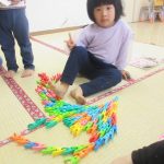 洗濯ばさみあそび。1人でこんなにつなげたよ！