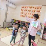 当番活動始まりました。ちびっこ先生元気に歌うよ♫