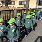 お散歩にいってきまーす！手を繋いで並んで歩くの上手ですね☆