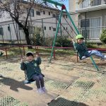 公園のブランコ、楽しいね♬高くこげるようになったよ‼