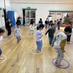 リトミック教室⭐合図をよく聞いてフープに入るよ‼