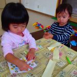 シール貼りもペタペタたくさんできるよ☆