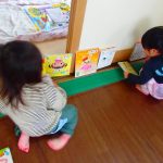 お友だちと本を並べて本屋さんかな？？いいえ、ラーメン屋さんです(笑)🍜