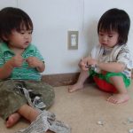 新聞をビリビリちぎったよ！お友だちと一緒で楽しいな♪