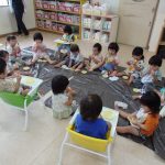 シートを広げてピクニック！！みんなでおやつを食べると美味しいね♡