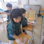 ～ぞう組さん～丁寧に椅子を拭いてくれています☺