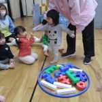 りす組さん♪お友だちにタッチ～！