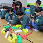 いくつとれたかな？チームのみんなでブロックを数えるよ♪