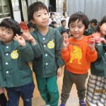 お守りを持ってみんなでそろってポーズ✨