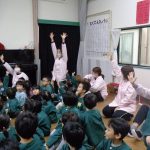 先生たちは手がキレイかな～？？「しっかり手洗いをした先生は手を挙げてくださ～い！」