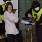 あれれ⁉小雪先生の手をよ～く見るとバイキンが光ってる‼