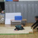 地震が起きたらバランスがとれなくなって危険‼