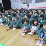 みんなでダンゴムシ先生を呼んでみよう♪「ダンゴムシせんせ～い！」