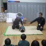 『ダンゴムシのポーズ』で身を守ろう！