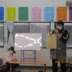 封筒の中から出てくるヒントをよ～く聞いて考えてね！