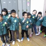 かるた取り大会。みずいろチームさんは「力を合わせて、たくさんかるたをゲットするぞ!!」