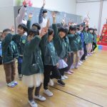 車が来てないことを確認したら、手を挙げて渡るよ！