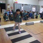 手を挙げて、歩いている時も車が来ないかしっかり見て渡ろう！