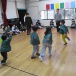 『ドッジボール』お家の人がボールを転がすよ！当たらないようににげろ～‼