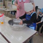 小麦粉の粉ふるい中～♪「雪みたい！」