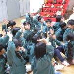 ①だと思う人？「はーい」