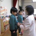 園長先生からメダルをもらったよ。おめでとう！！