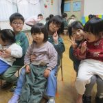 お姉さんの膝のお椅子やわらかいね😊