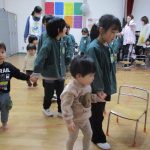 曲に合わせて元気に歩くよ♬