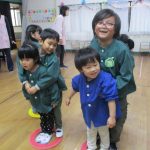 フープからはみ出さないようにくっついて！