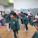 お花のアーチをくぐって入場です