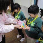 ぱんだ組さんからはペンダントを、ぞう組さんからはペン立てをプレゼントしました😊