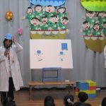 先生たちが白衣を着てお医者さんに変身‼